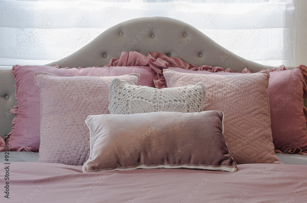 女孩卧室经典床上的粉色枕头