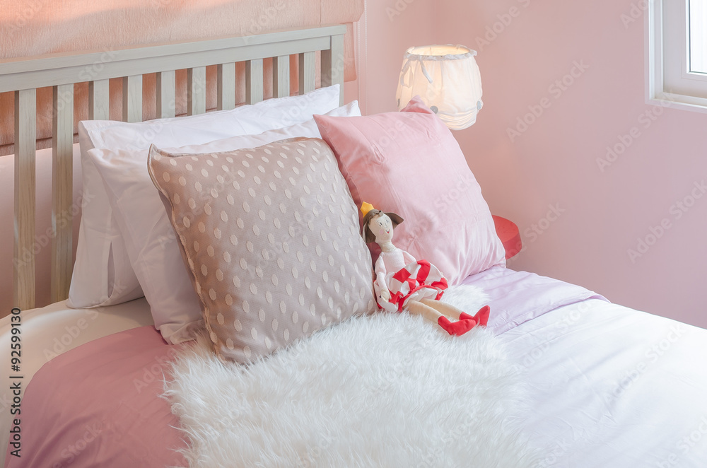 粉色色调的女孩卧室，床上有玩偶