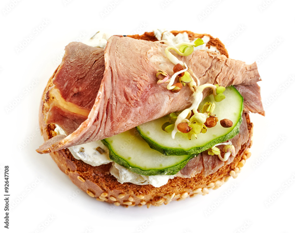toasted bread with roast beef and cucumber