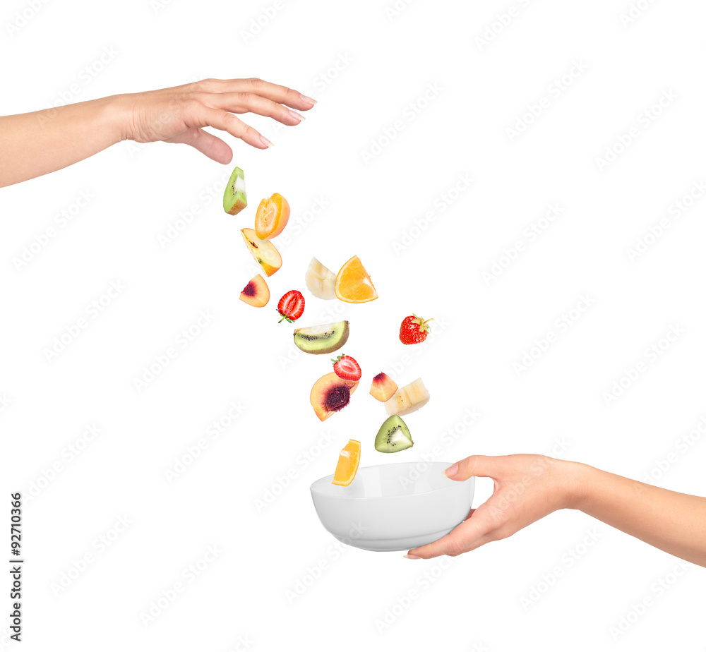 落在碗里的水果。在白色背景下隔离