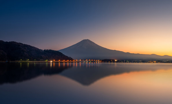 日落时富士山和川口湖的倒影