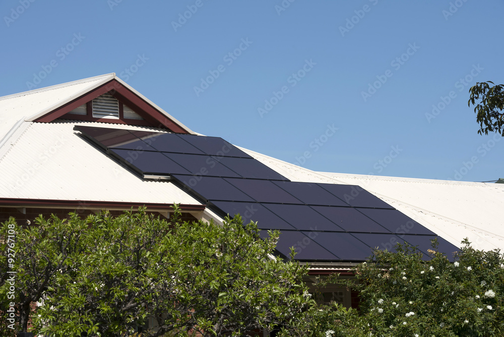 澳大利亚屋顶上的太阳能电池板