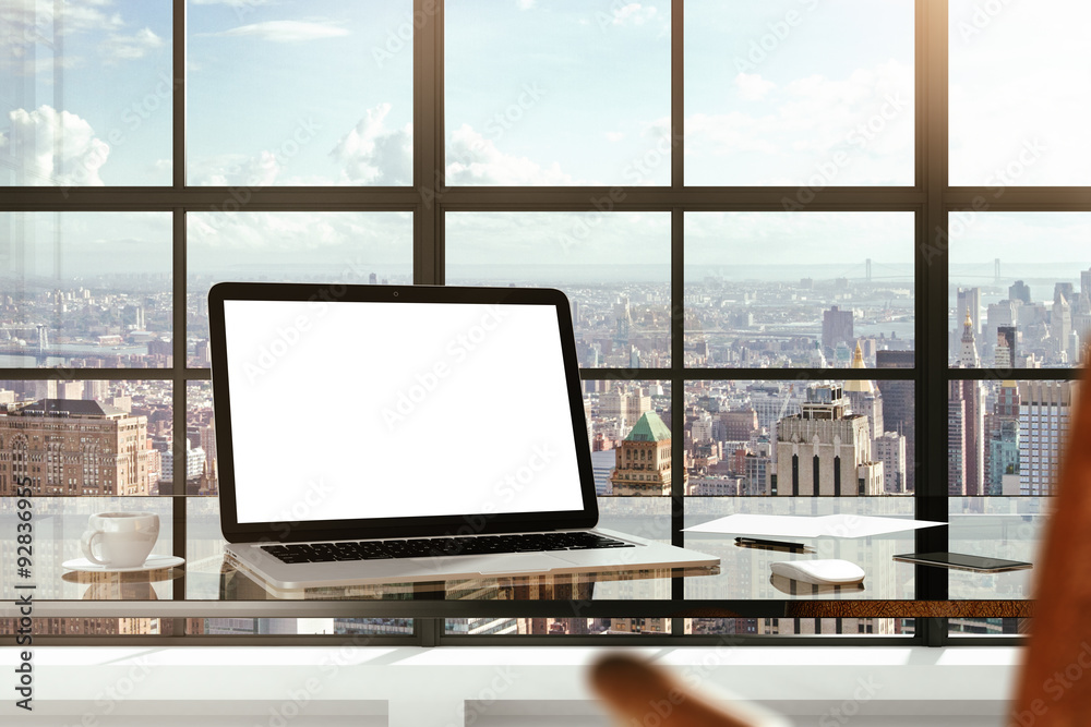 办公室桌子上的空白笔记本电脑实物模型，可欣赏城市美景