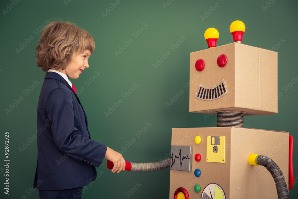 孩子在学校玩玩具机器人