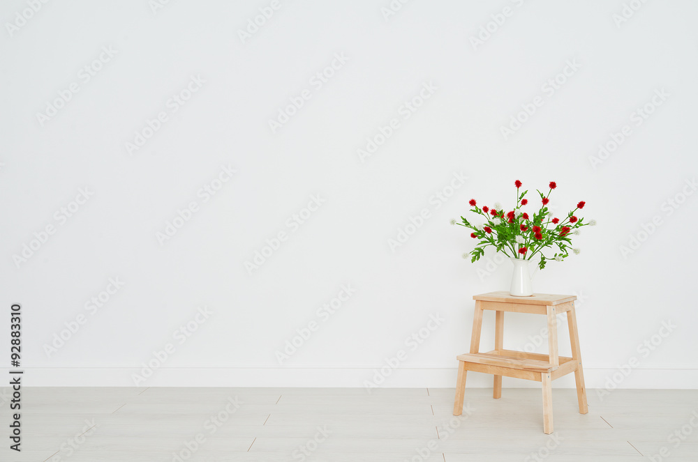 背景为白色的阶梯上的花束概念