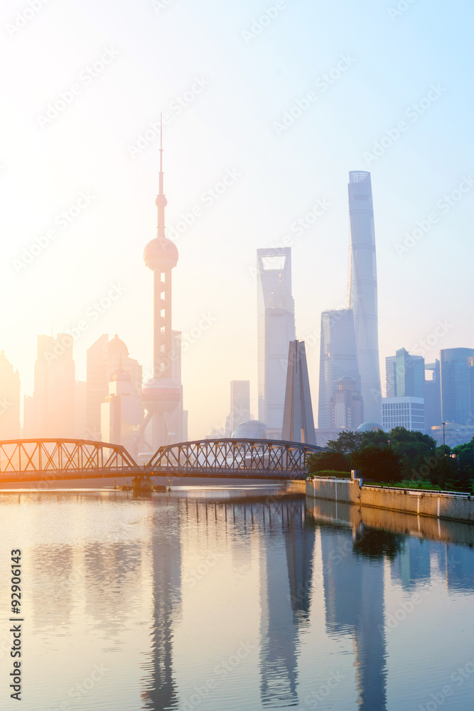上海海岸上的地标和桥梁