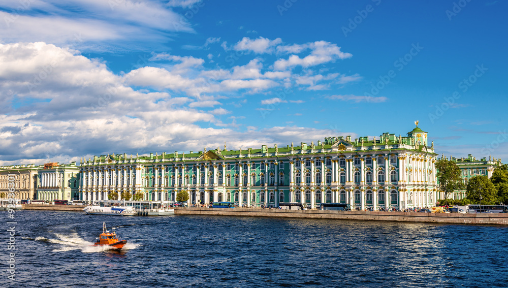 圣彼得斯堡冬宫与涅瓦河的景色