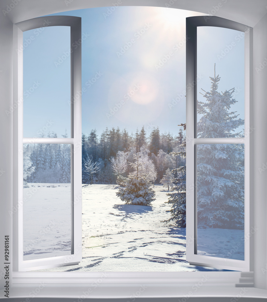 modernes, geöffnetes Fenster mir Blick auf einen verschneiten Winterwald 