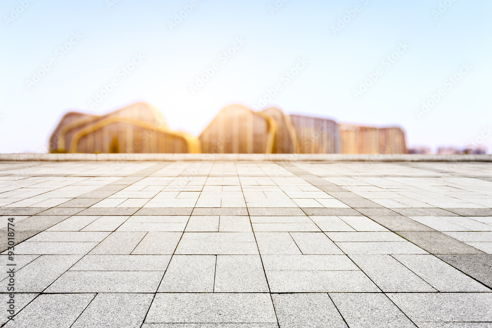 阳光下的现代广场和摩天大楼