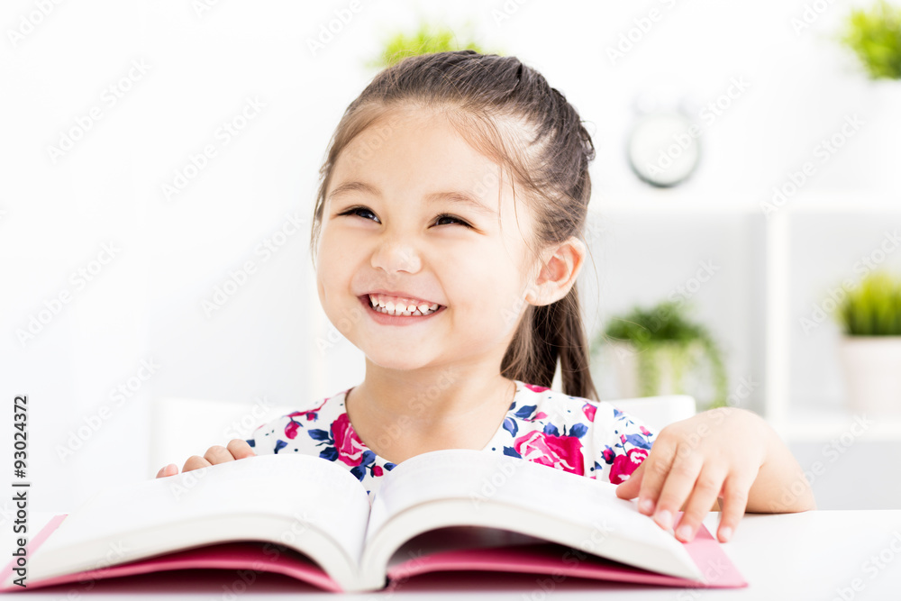 快乐的小女孩在读书