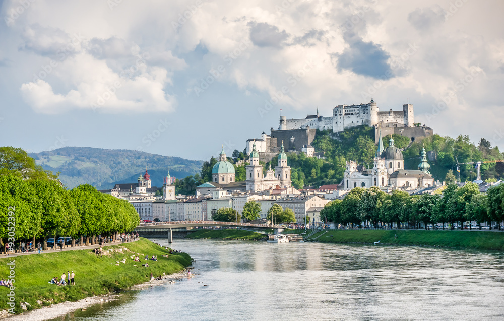 奥地利夏季萨尔扎赫河沿岸的萨尔茨堡历史名城