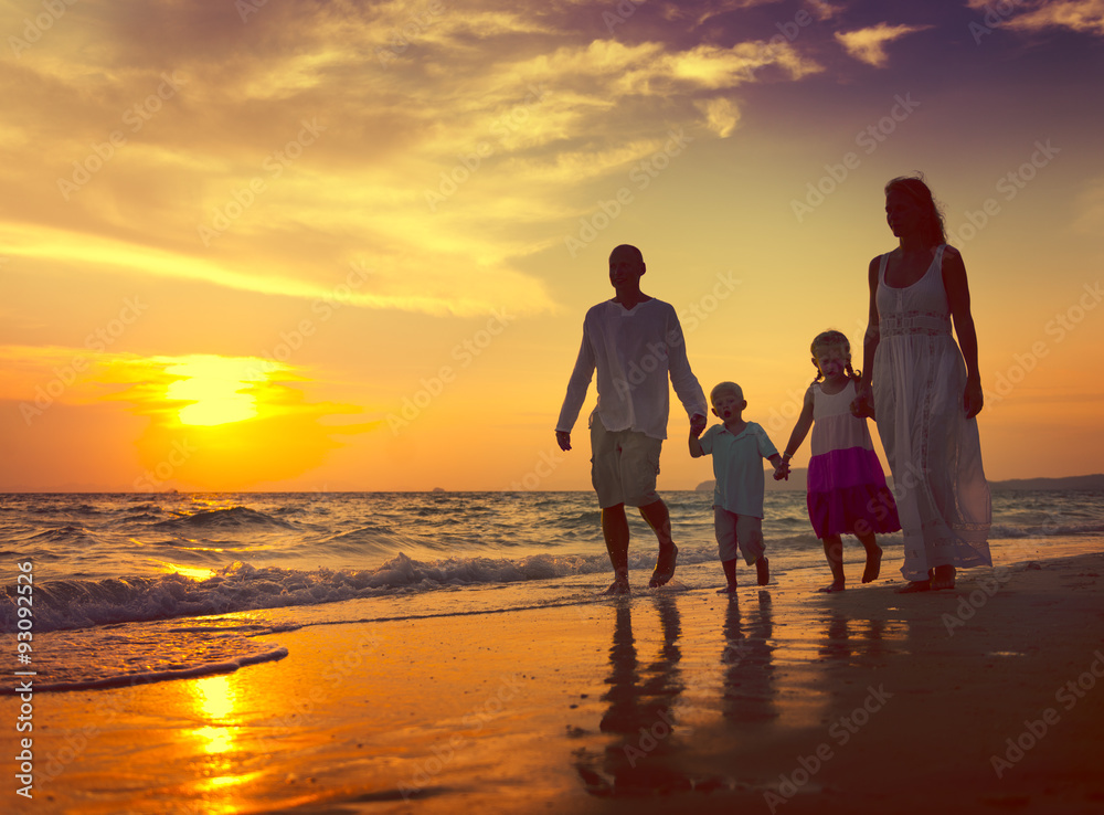 家庭步行海滩日落旅游度假概念