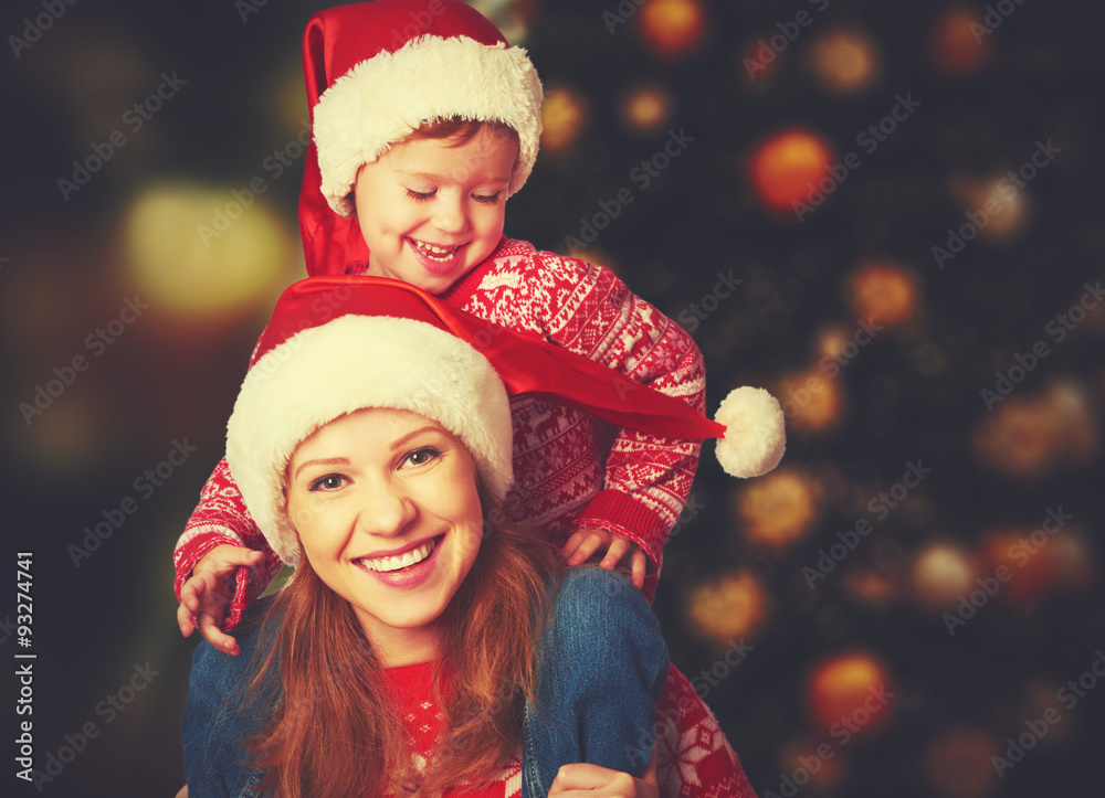 快乐的家庭母亲和孩子在圣诞节玩耍