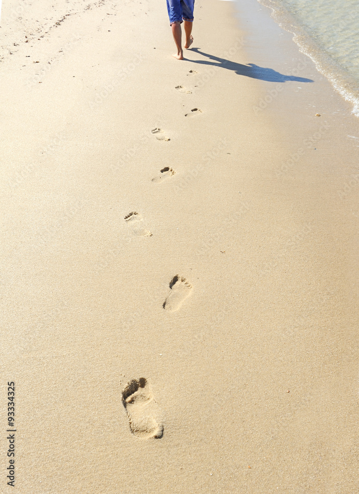 沙地上的脚印