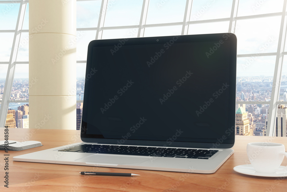 现代办公室的桌面上放着一杯咖啡的空白笔记本电脑