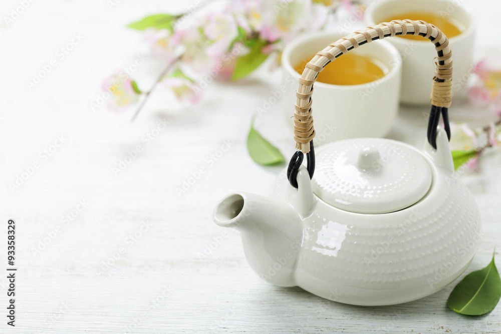 中国茶具和粉色樱花