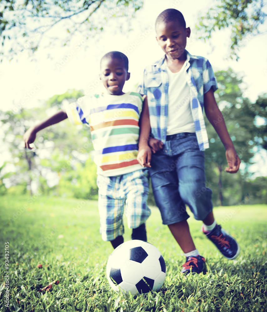 非洲儿童玩运动足球概念