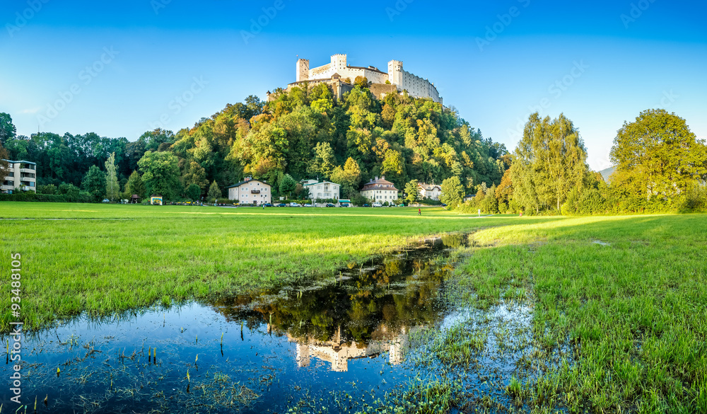 日落时，奥地利萨尔茨堡霍亨萨尔茨堡城堡的田园般的夏日田野和湖泊
