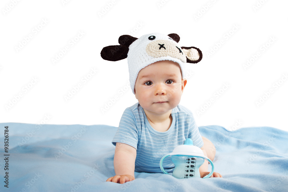 戴着牛奶帽子的婴儿