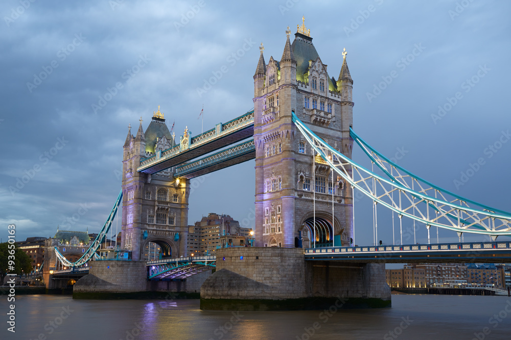 伦敦塔桥在夜晚被照亮