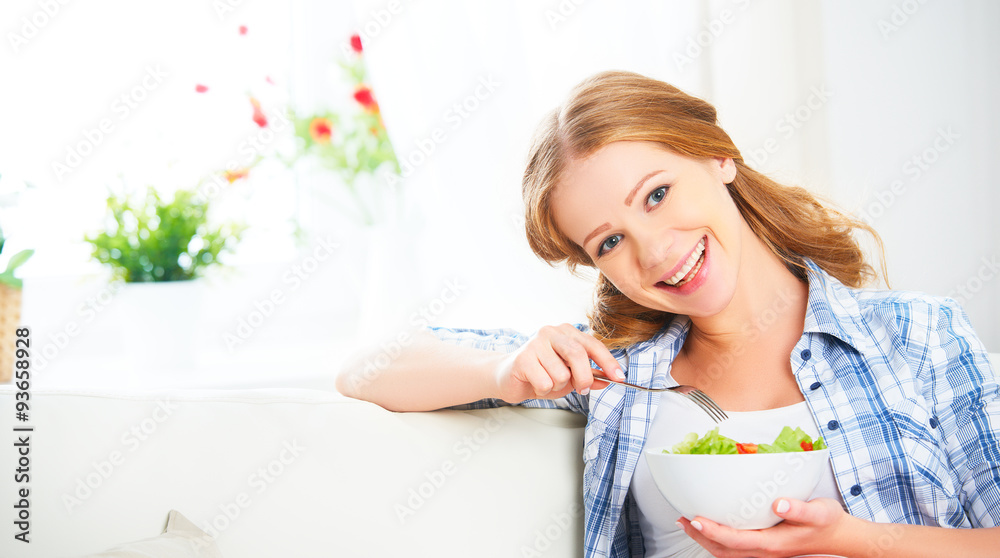 女性吃健康素食蔬菜沙拉