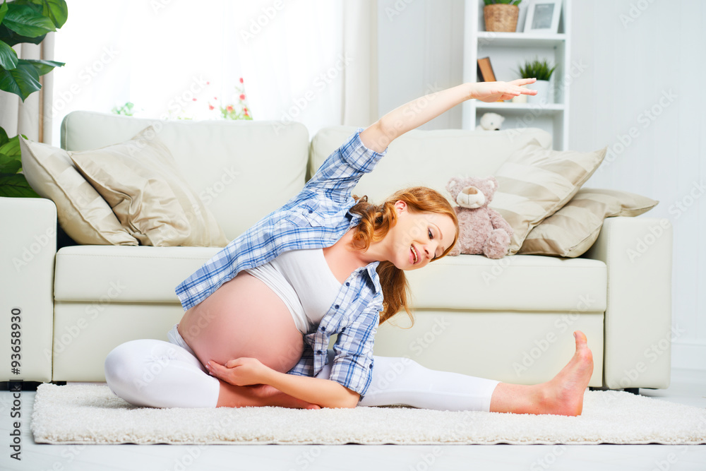 孕妇在家练习瑜伽和健身