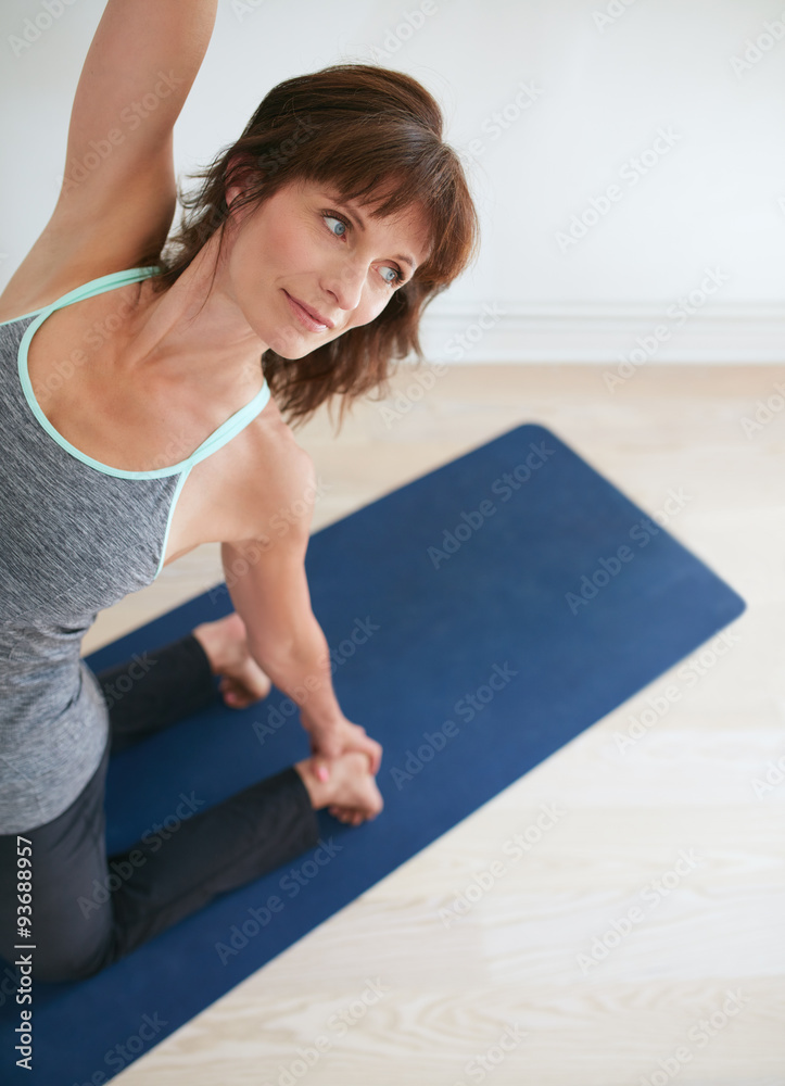 健身女性做瑜伽-Ustrasana体式