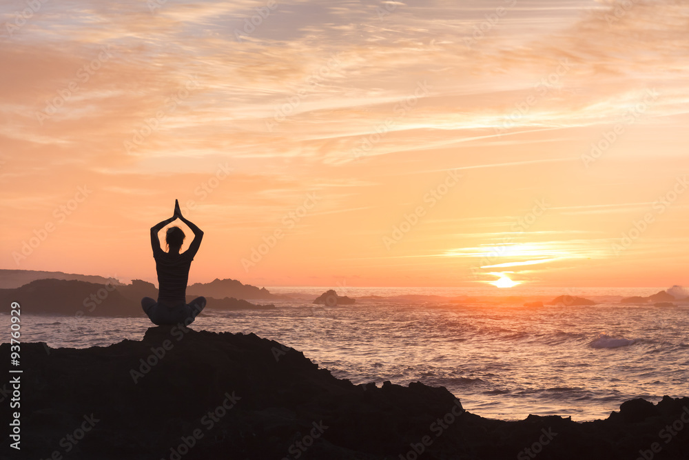 女人在海边练习瑜伽来对抗压力