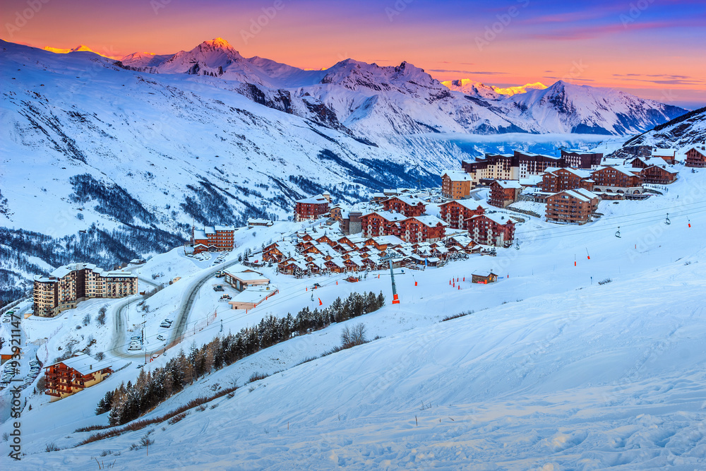欧洲法国阿尔卑斯山令人惊叹的日出和滑雪胜地