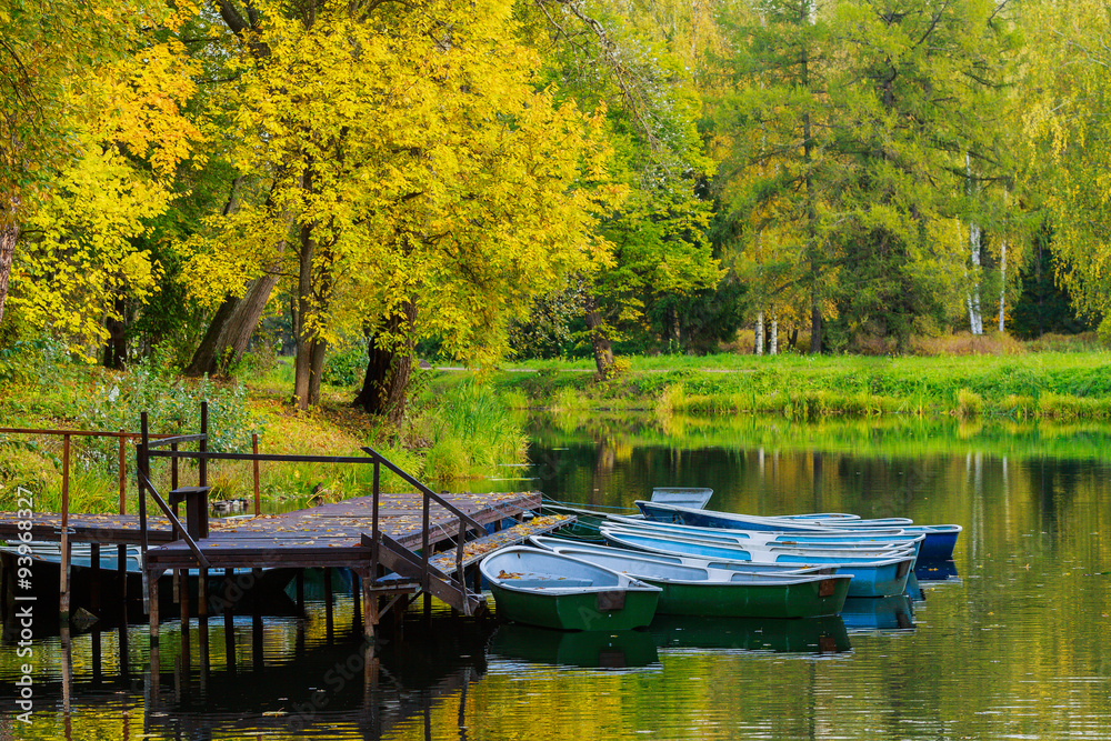 Лодки на озере в осеннем лесу