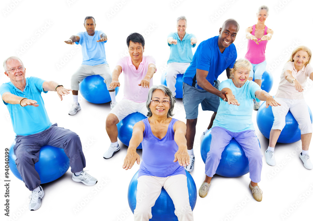 多民族老年人锻炼瑜伽概念小组