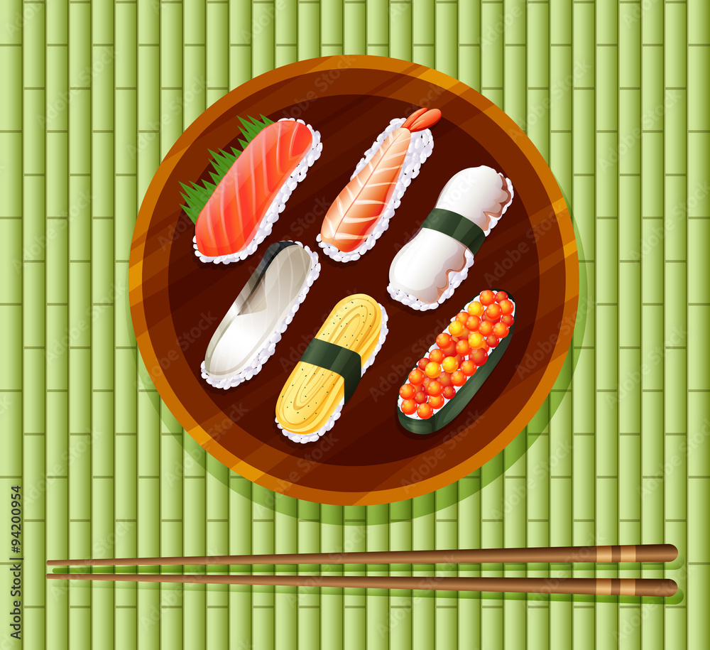 一盘寿司卷和筷子