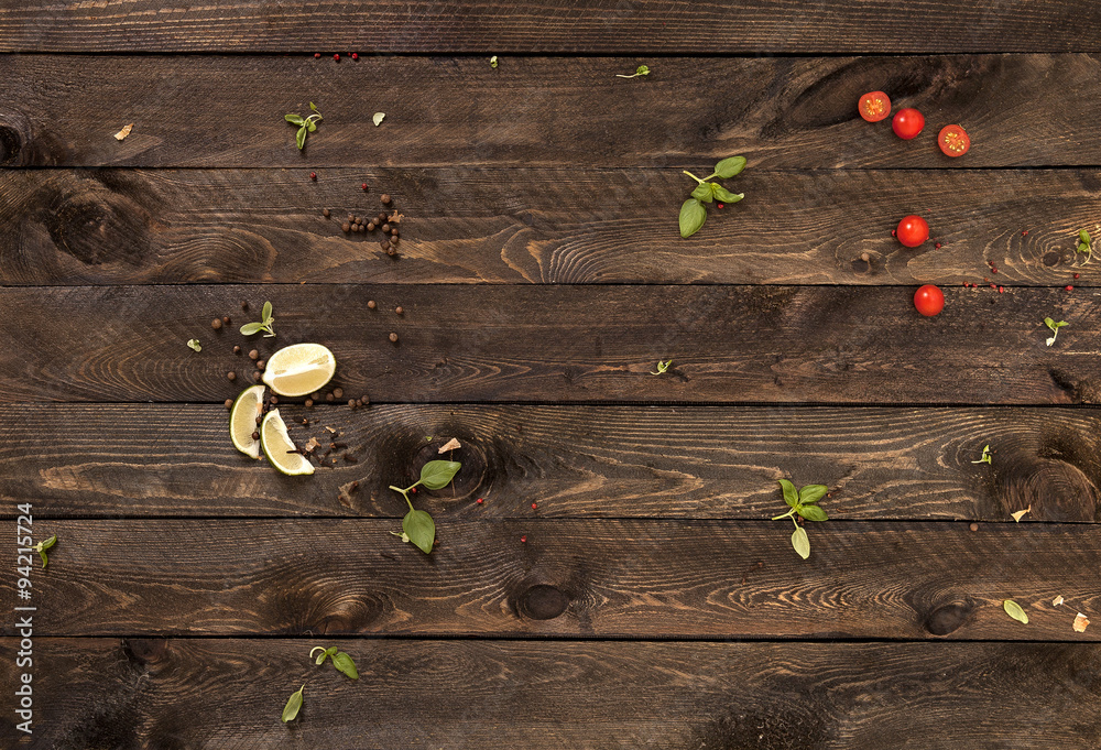 菜单的概念背景。绿色和西红柿的木桌。
