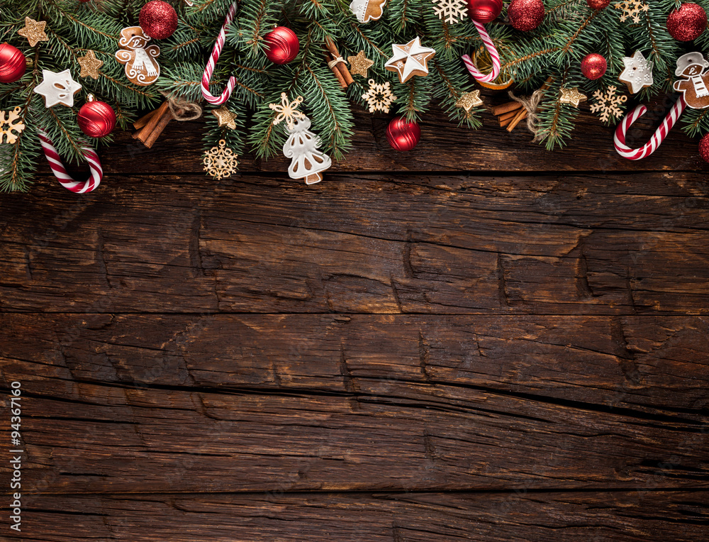 木板上装饰的圣诞枞树