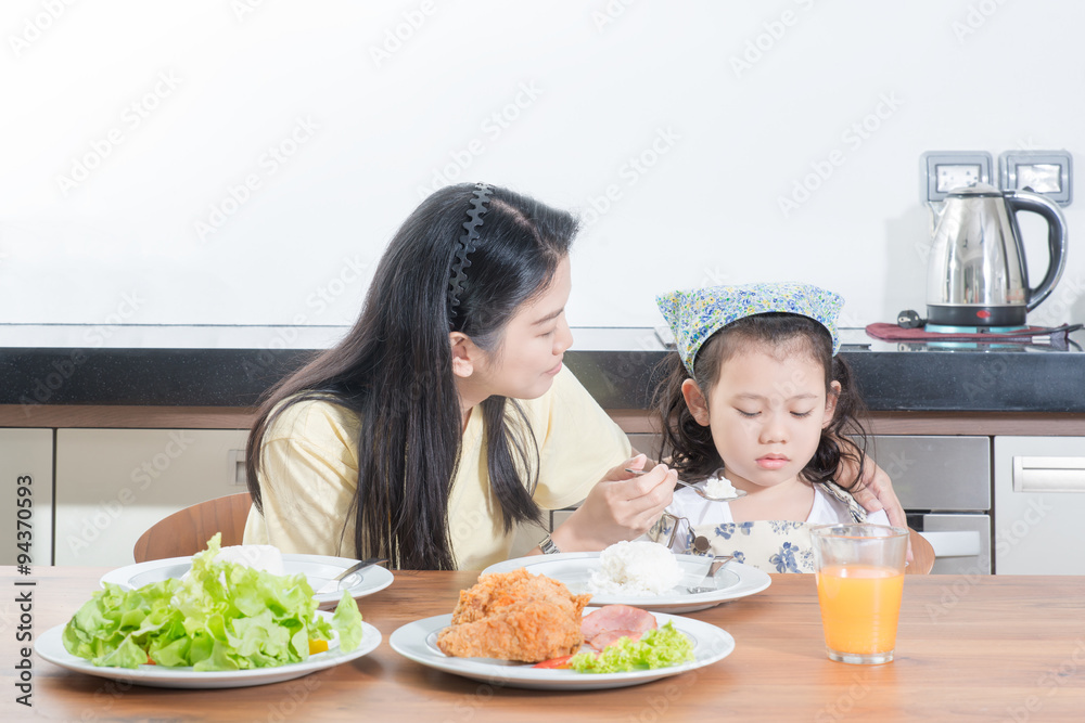 亚洲女孩对吃米饭表示厌恶