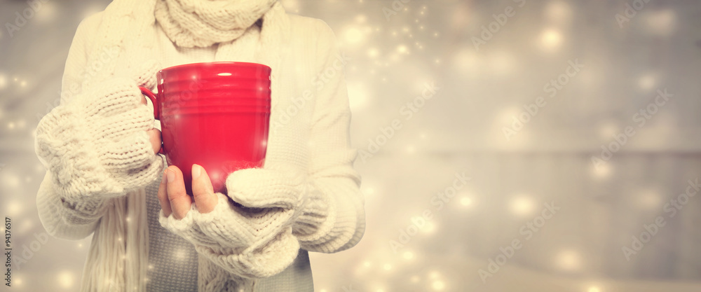 雪夜里拿着红杯子的女人