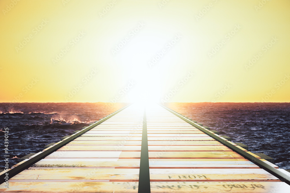 日落时分，大海中的木桥驶向地平线
