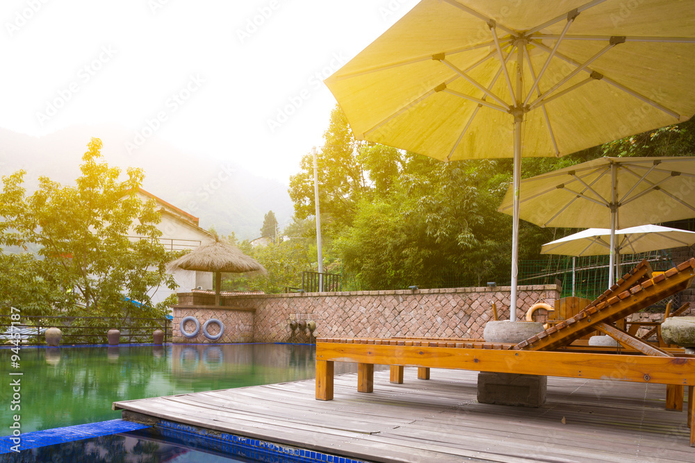 日落酒店泳池度假村的雨伞椅