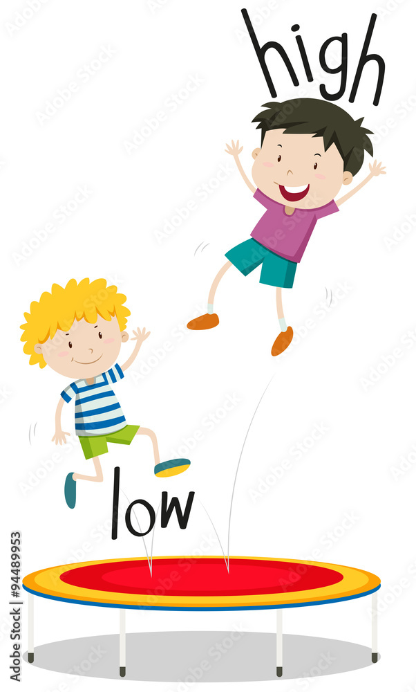 两个男孩在蹦床上高低跳跃