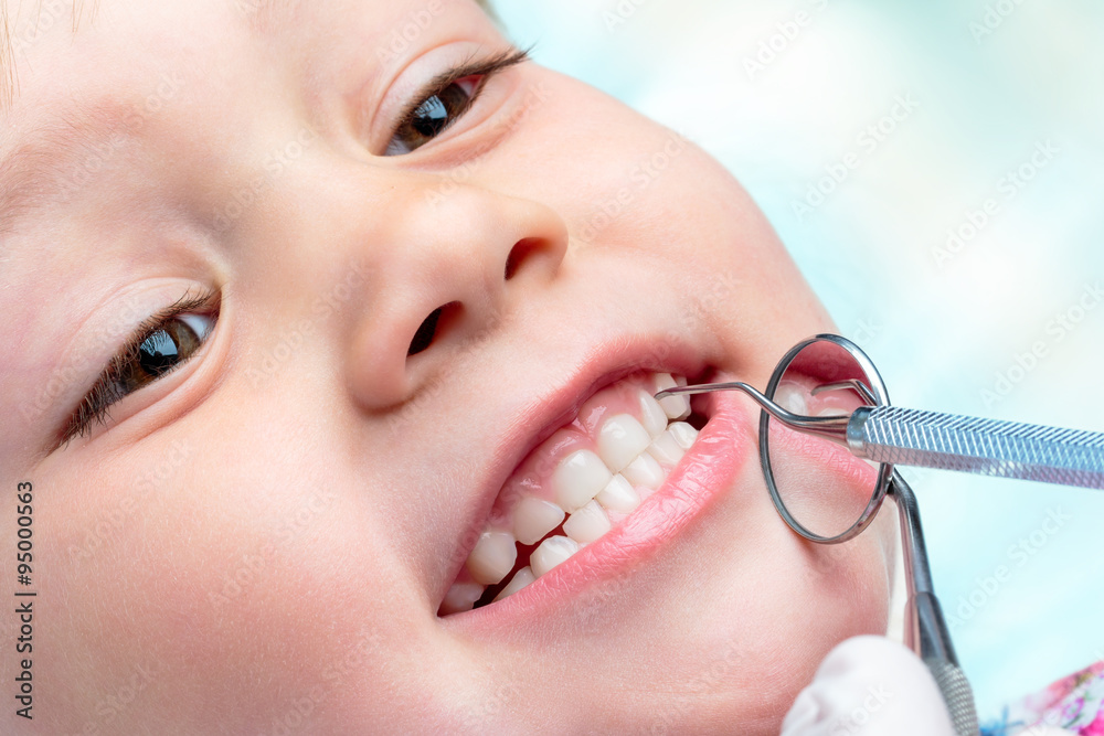 儿童牙科检查。
