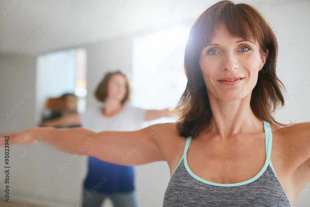 女性在健身房做瑜伽锻炼