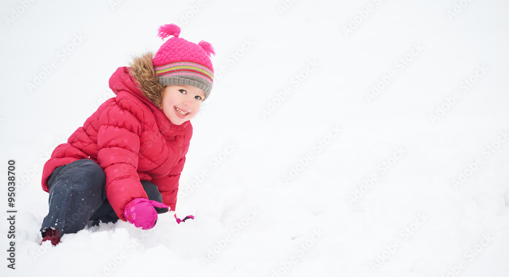 冬日散步的快乐女孩。