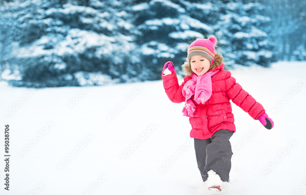 快乐的小女孩在冬季散步。