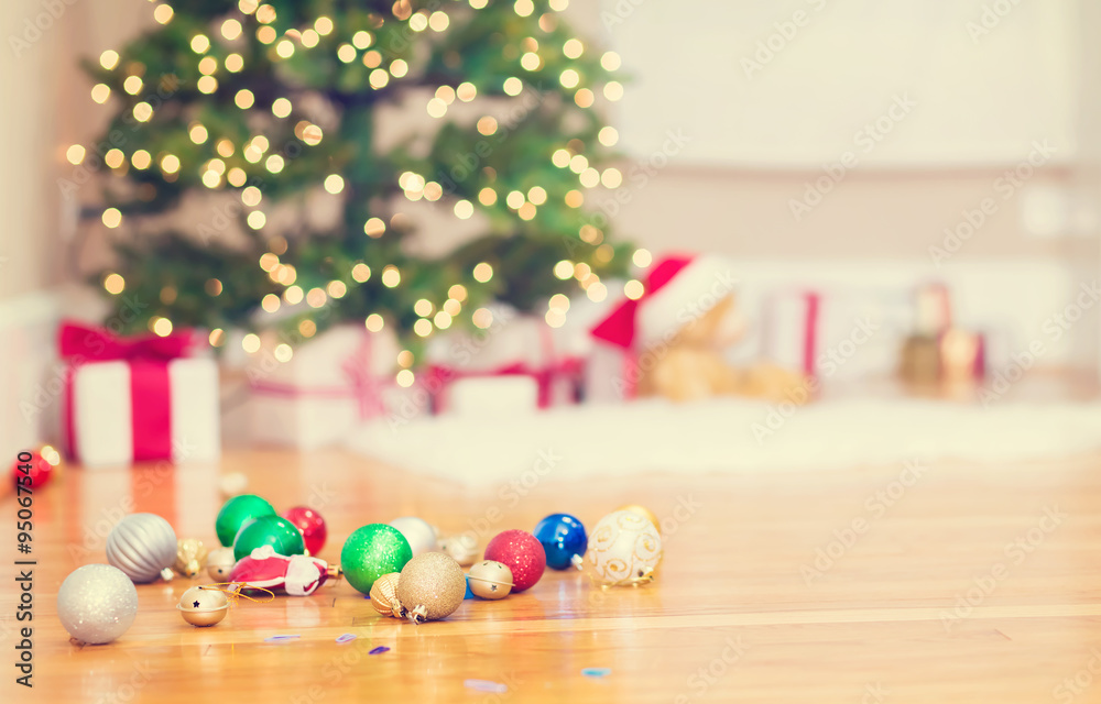 地板上的圣诞树和圣诞装饰品