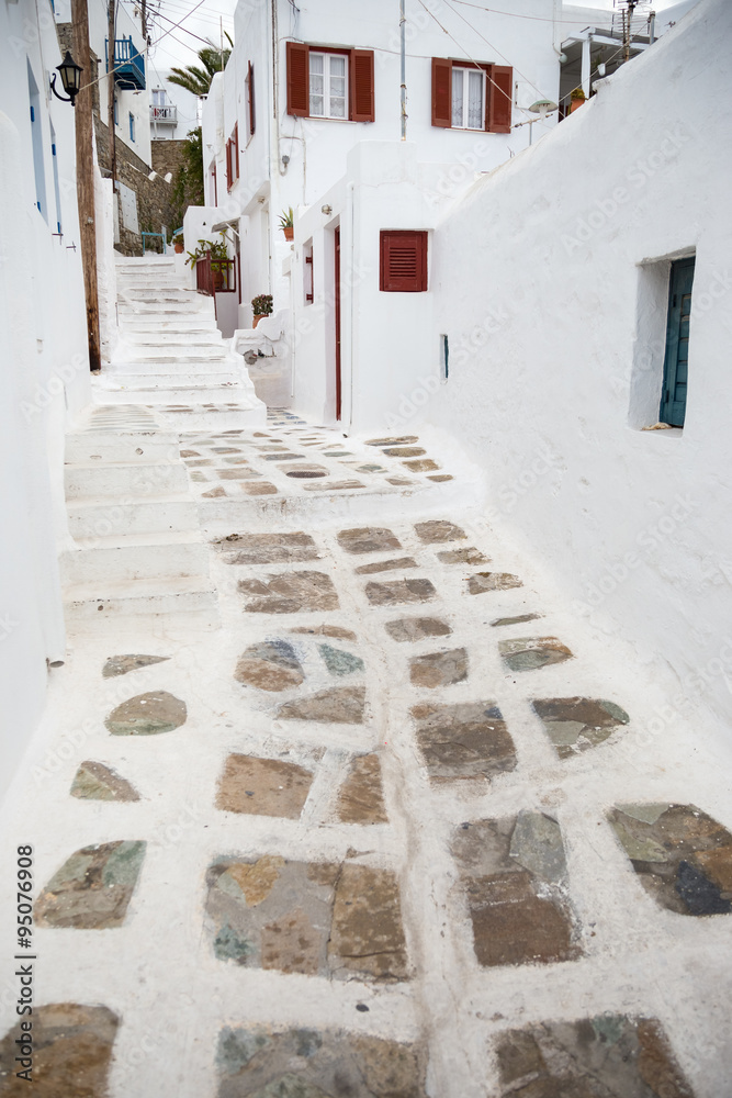 希腊米科诺斯镇的传统白漆小巷