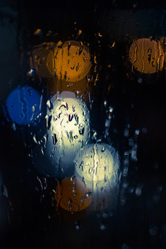 雨中的汽车前灯和路灯