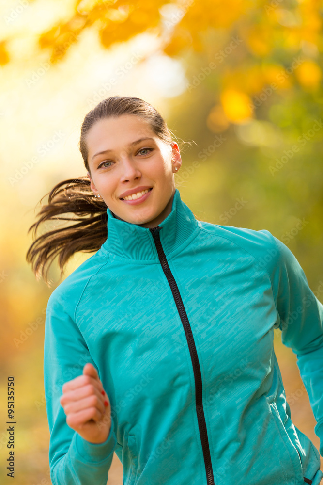 女性健身模特在户外训练和跑步。