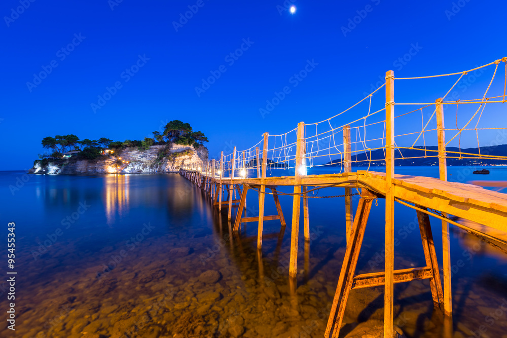 夜晚通往岛屿的吊桥，希腊的Zakhynthos