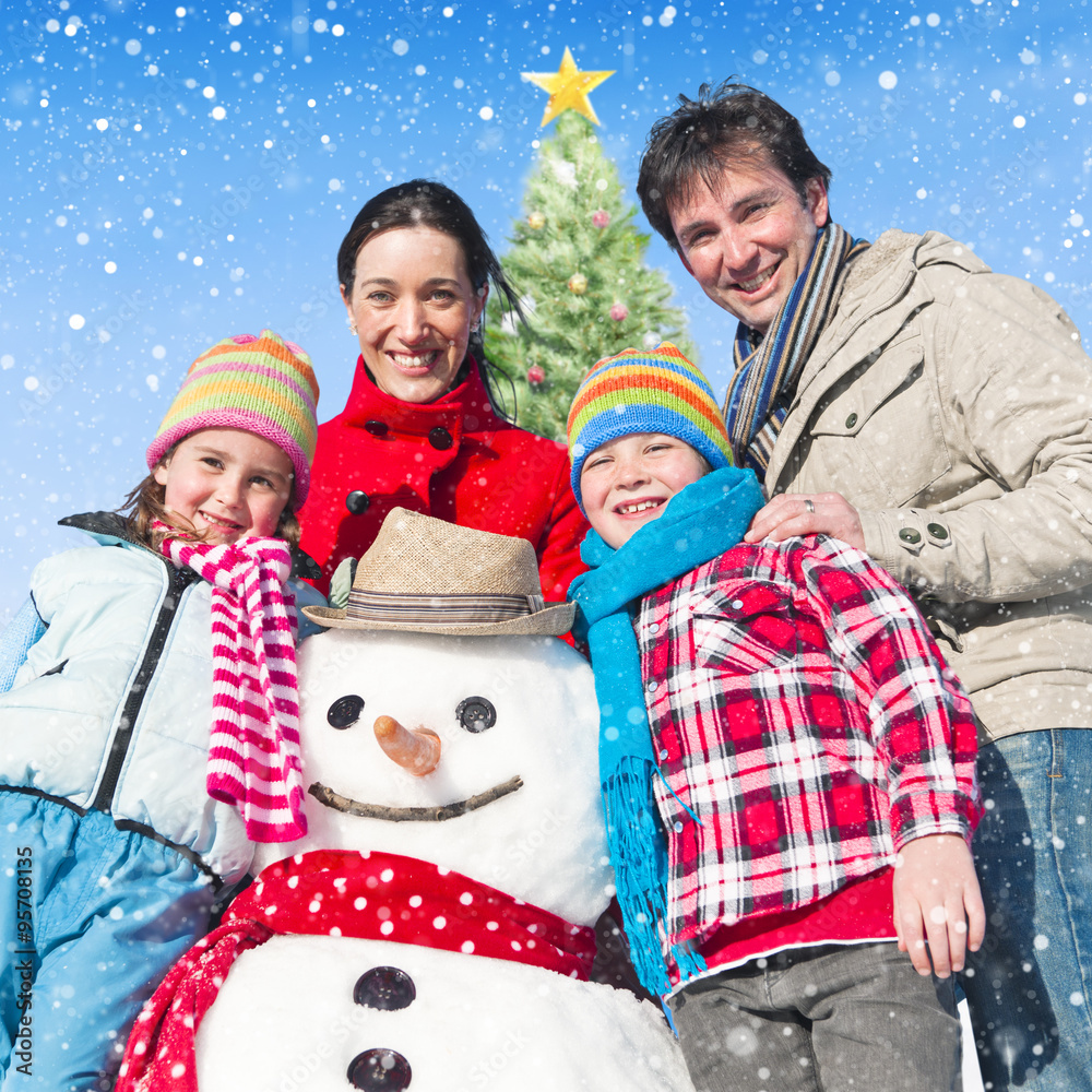 一家人站在雪人和圣诞树周围的概念