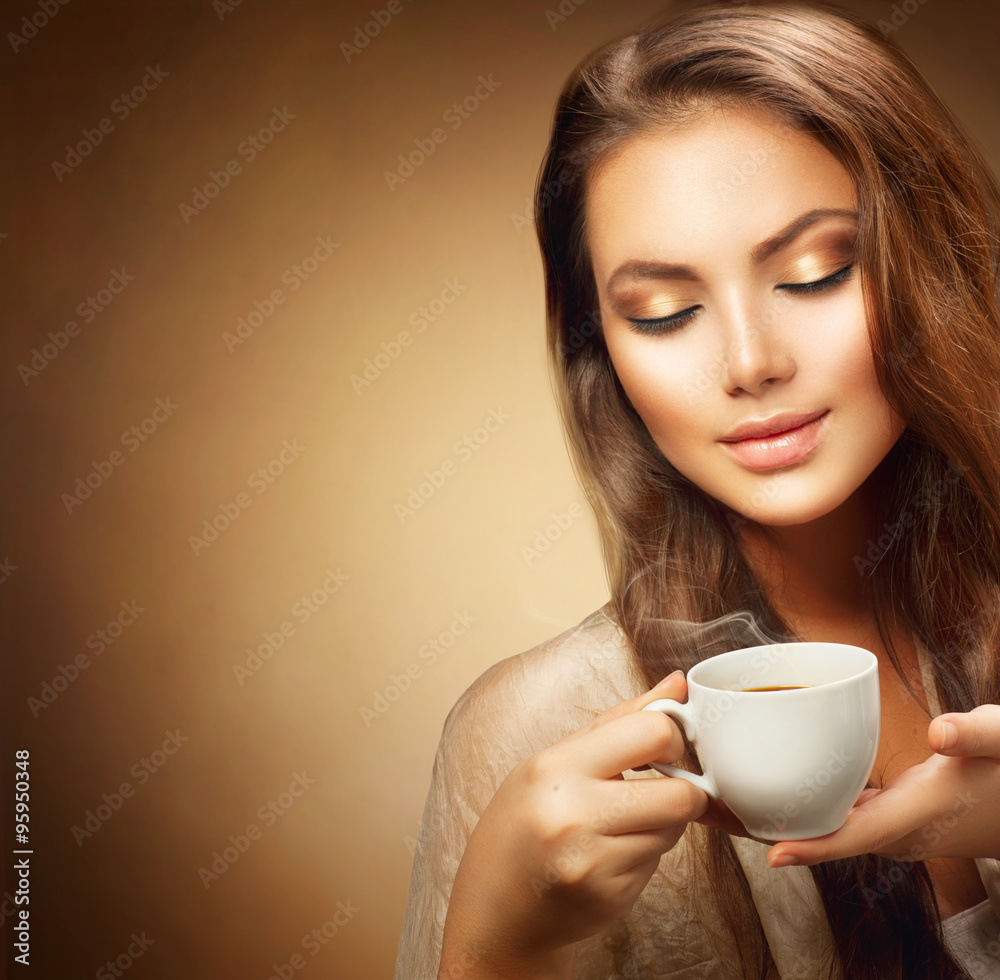 一杯热咖啡的年轻美女